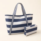 Bolsa Azul e Branca de Praia e Piscina Espaçosa Resistente e Moderna — vista frontal em fundo neutro