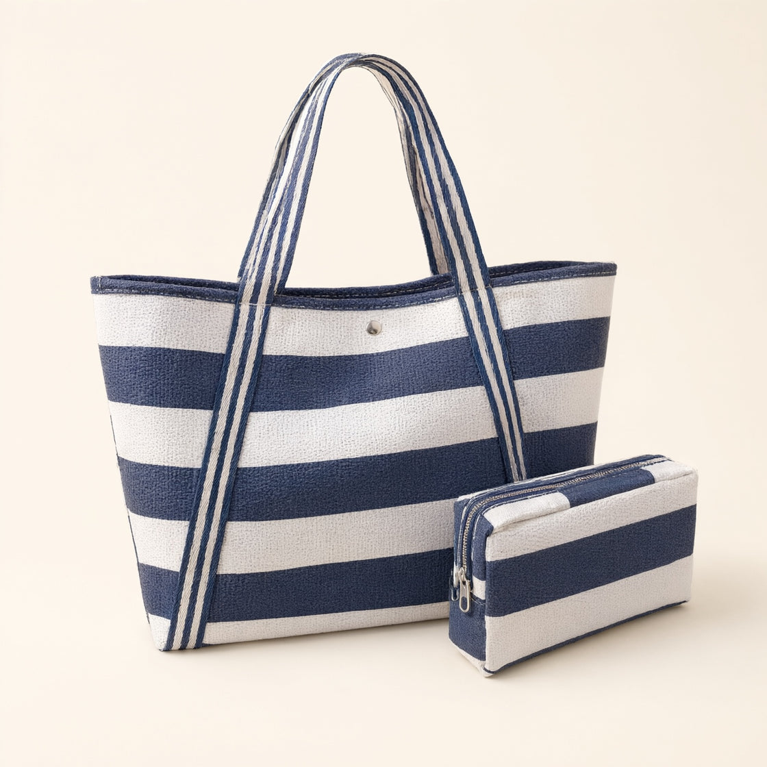 Bolsa Azul e Branca de Praia e Piscina Espaçosa Resistente e Moderna — vista frontal em fundo neutro