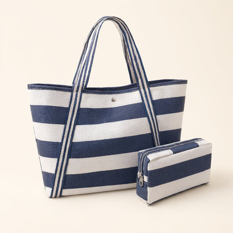 Bolsa Azul e Branca de Praia e Piscina Espaçosa Resistente e Moderna — vista frontal em fundo neutro