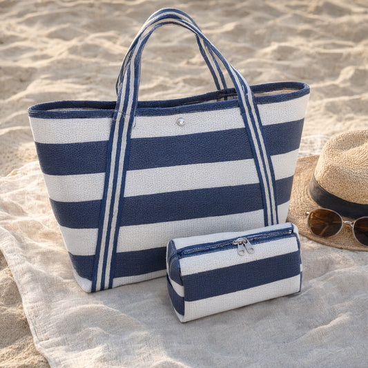 Bolsa Azul e Branca de Praia e Piscina Espaçosa Resistente e Moderna — ambientada