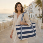 Bolsa Azul e Branca de Praia e Piscina Espaçosa Resistente e Moderna — em uso