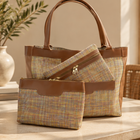 Bolsa Feminina Bege com Duas Nécessaires Elegante, Espaçosa e Versátil