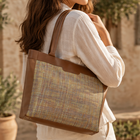 Bolsa Feminina Bege com Duas Nécessaires Elegante, Espaçosa e Versátil